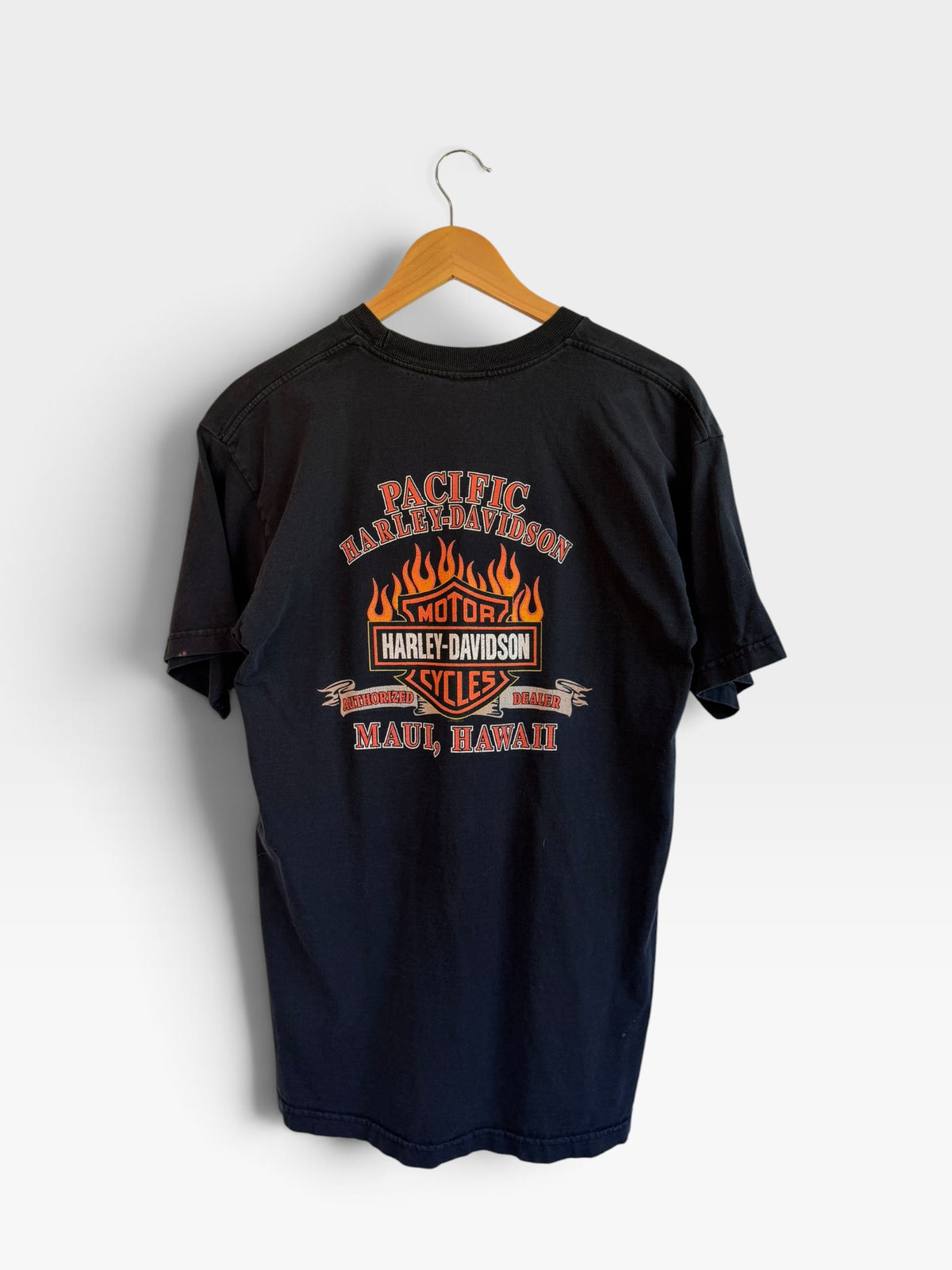 225 Threadz vintage black Harley-Davidson short sleeve t-shirt with Maui Hawaii flame logo graphic on the back