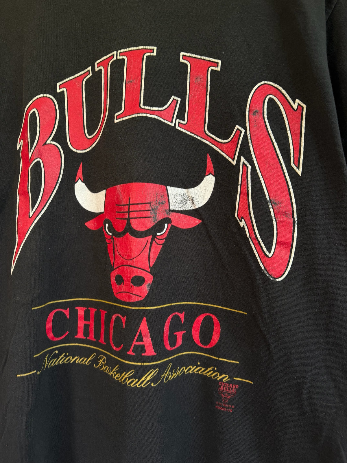 225 Threadz vintage black Chicago Bulls crewneck t-shirt with distressed red and white basketball team graphic print