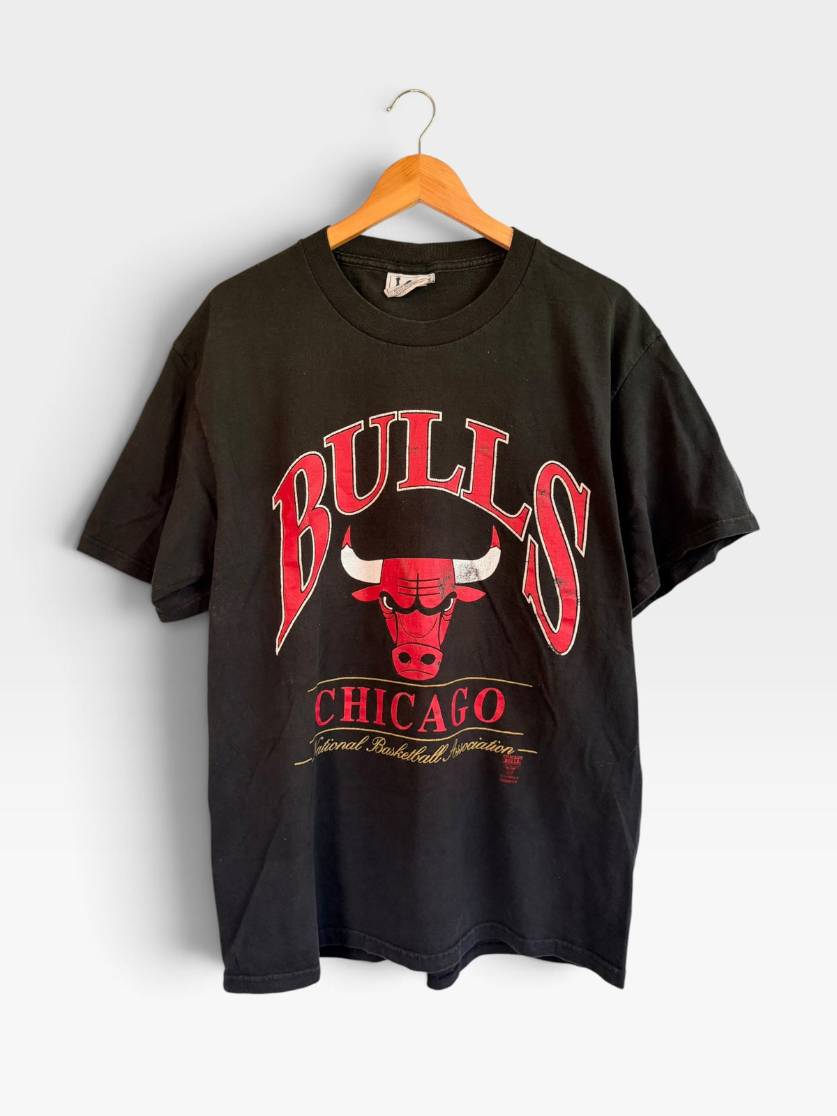 225 Threadz vintage black Chicago Bulls crewneck t-shirt with distressed red and white basketball team graphic print.