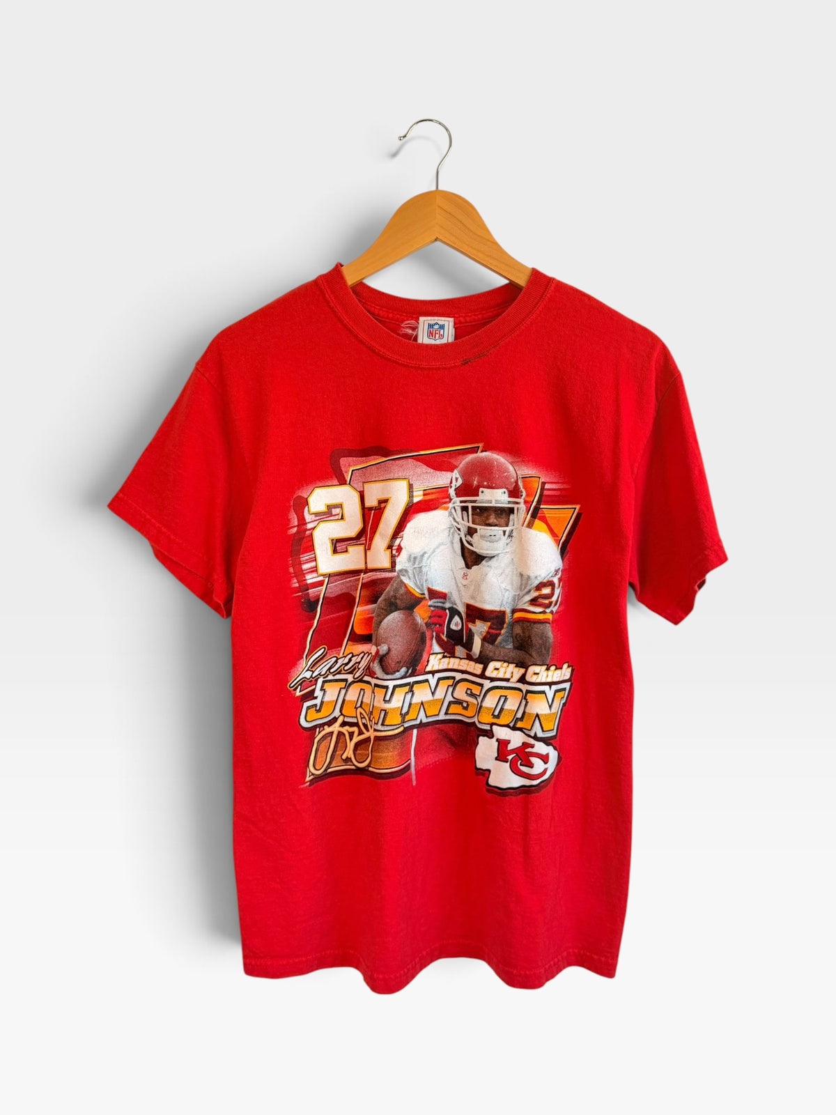 225 Threadz vintage red Kansas City Chiefs Larry Johnson graphic t-shirt with number 27 screen print on a hanger.
