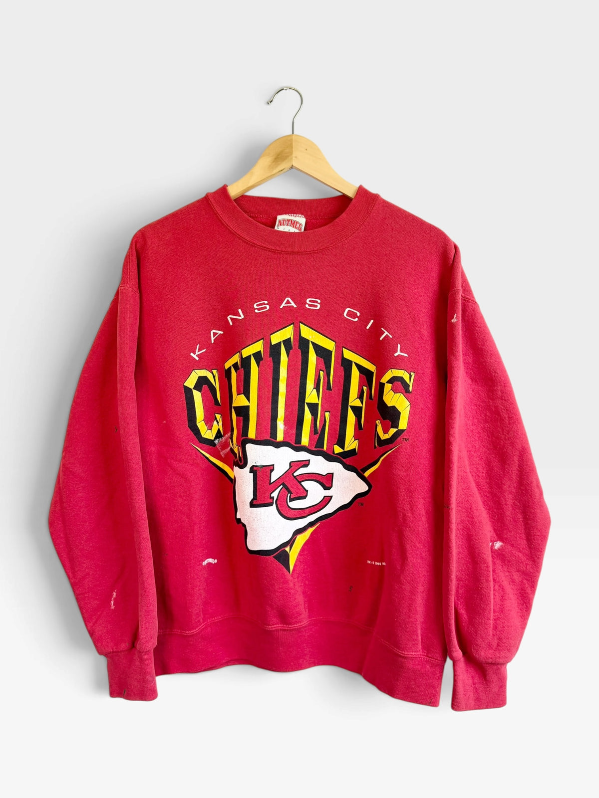 225 Threadz vintage red Kansas City Chiefs crewneck sweatshirt with 90s screen-printed team graphics on a hanger.