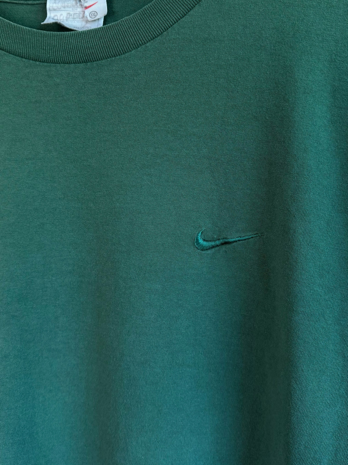 225 Threadz vintage forest green Nike t-shirt with a tonal embroidered Swoosh logo on the chest and crew neckline.