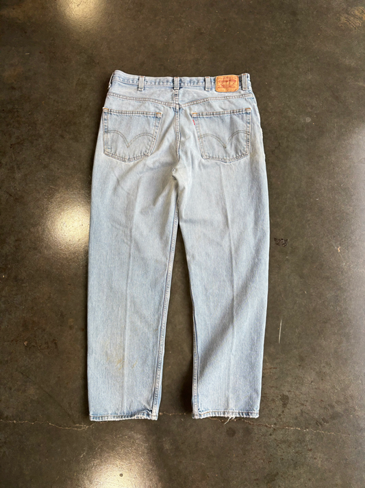 Vintage Levi 550 Light Wash (38”x32”)