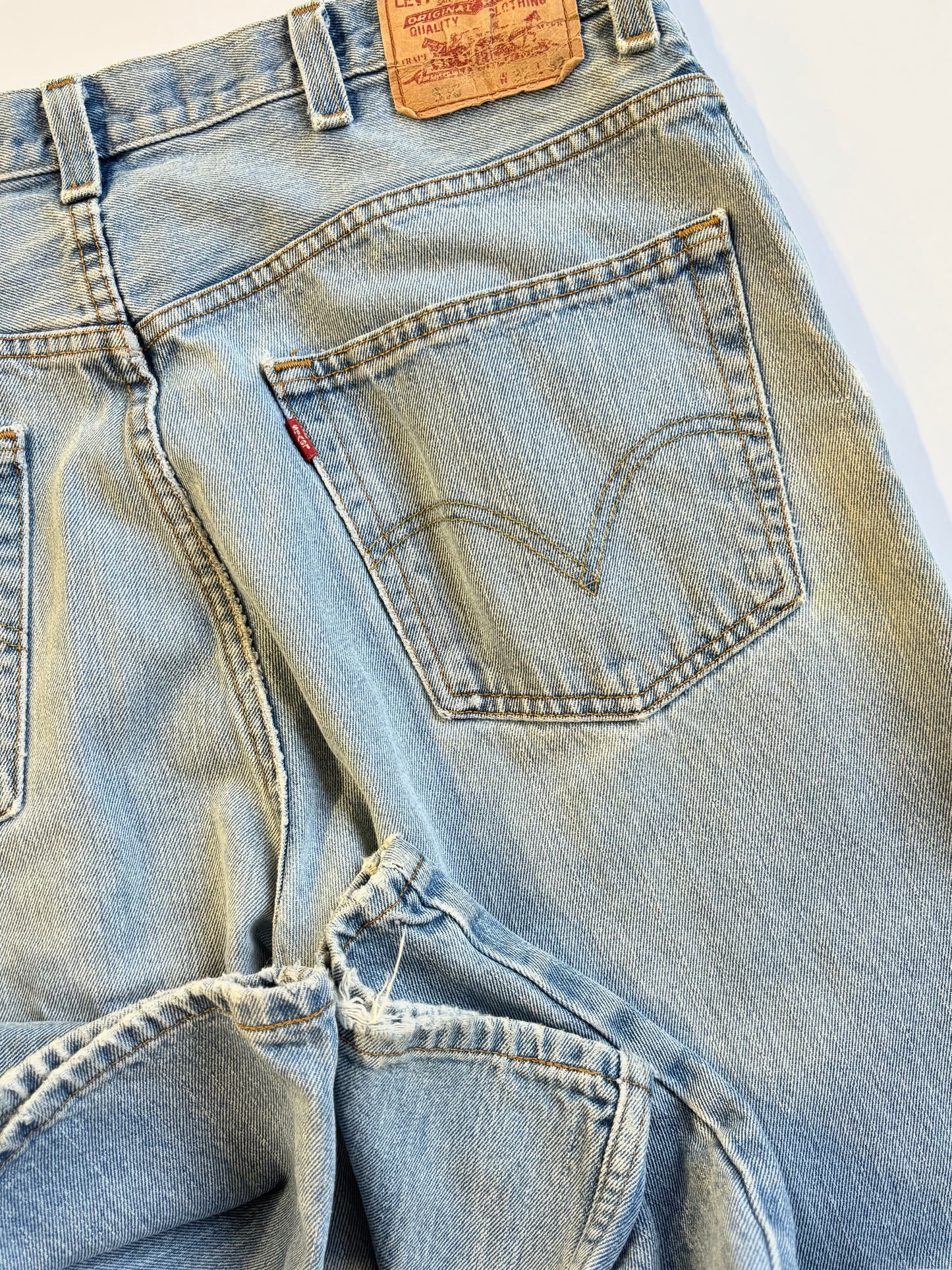 Vintage Levi 550 Jeans (36”x32”)